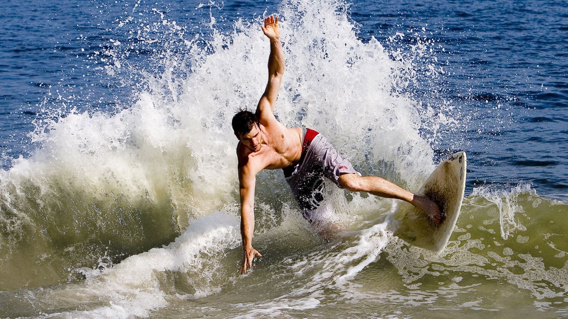 开云体育官方网站登陆-德甲引领欧洲足球新风尚，创新战术层出不穷，德甲intro